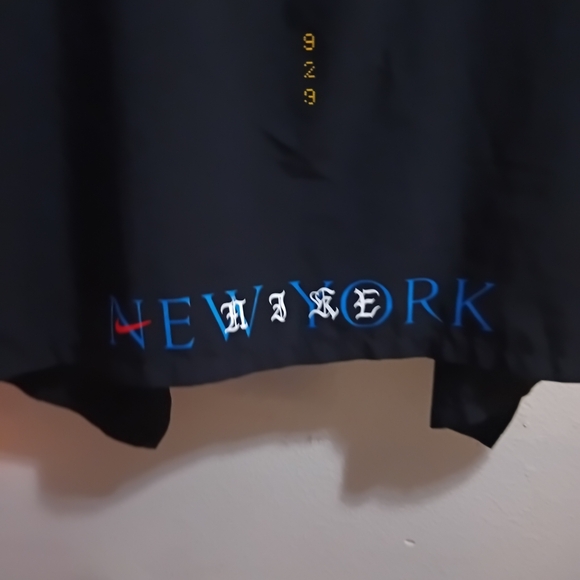 Nike New York Poncho - Picture 5 of 10